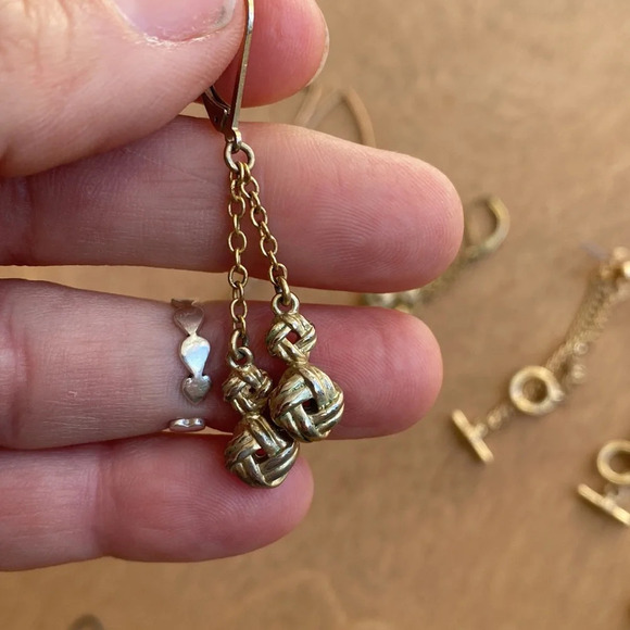 4 pairs of gold tone dangle earrings - Picture 6 of 9